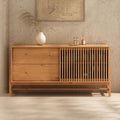 Bahut en bois massif 145 cm avec porte coulissante, deux tiroirs et facade a lamelles, finition chene chaleureuse